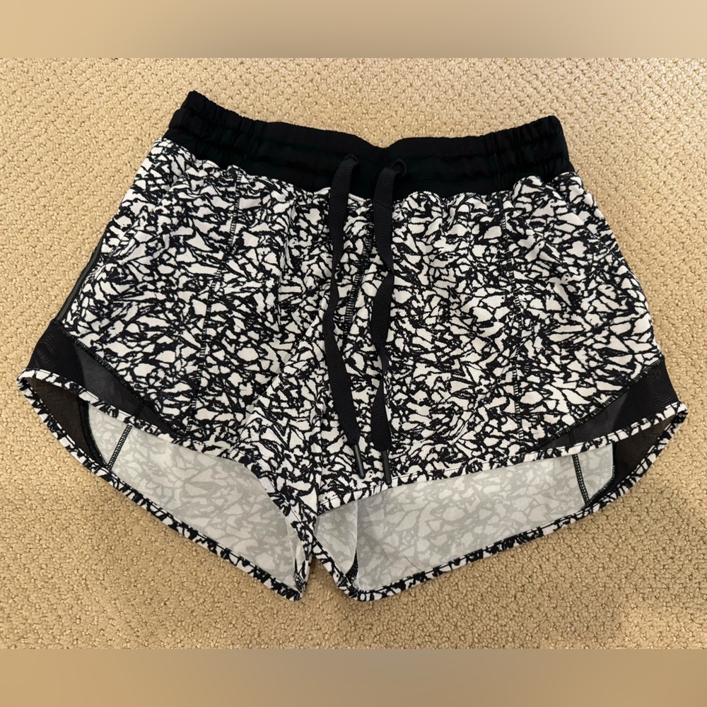 Lululemon Hotty Hot Running Shorts 3.5” Inseam Size 4 Tall  Black/White